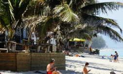 Manifestation contre les paillotes de plage KURR