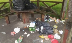 Maïdo : un kiosque transformé en poubelle géante 