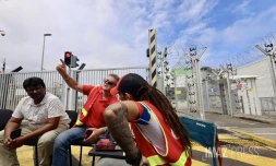 Le Port : un gréviste de la centrale EDF enchaîné au site en signe de protestation