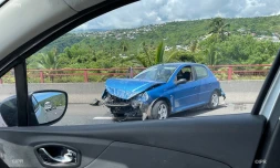 Route des Tamarins : une voiture accidentée, voie de droite neutralisée
