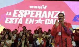 Cette photo diffusée par la présidence vénézuélienne montre le président Nicolas Maduro applaudissant lors d'un rassemblement au stade Poliedro à Caracas, le 16 mars 2024 ( Venezuelan Presidency / Francisco Batista )