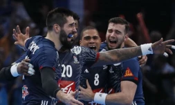 Les handballeurs français célébrant leur victoire lors du Mondial-2017 après un succès en finale contre la Norvège, le 29 janvier 2017 à Paris