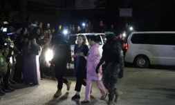 Des combattants du Hamas remettent deux femmes otages Ă la Croix-Rouge Ă Rafah, dans le sud de la bande de Gaza, le 28 novembre 2023 ( AFP / SAID KHATIB )