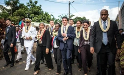 A Mayotte, Manuel Valls est apparu détendu, plaisantant à plusieurs reprises. BERTRAND FANONNEL / AFP
