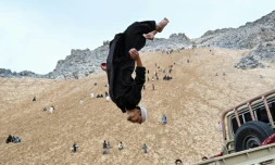 Un Afghan exécute un salto à l'arrière d'un véhicule sur la montagne Reg-e-Rawan dans la région de Sayad, le 24 avril 2026, en Afghanistan