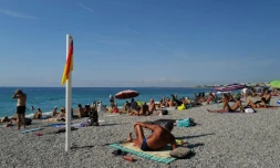 Des estivants sur la plage de Nice, le 24 août 2022