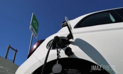 Borne de rechargement pour véhicule électrique