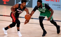 Jaylen Brown (d) des Boston Celtics à la lutte avec Jimmy Butler du Miami Heat lors du 3e match de la finale de Conférence Est en NBA le 19 septembre 2020 à Lake Buena Vista en Floride