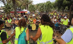 Gilets jaunes devant la Préfecture après leur rencontre avec Annick Girardin