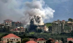 Frappe aérienne israélienne sur le village de Khiam, dans le sud du Liban, près de la frontière avec Israël, vue depuis la ville voisine de Marjayoun, le 16 mars 2026 ( AFP / - )