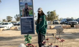 Une femme se recueille le 7 octobre 2025 devant le mémorial d'une victime de l'attaque du Hamas au festival Nova deux ans plus tôt, à Réïm, dans le sud d'Israël ( AFP / JOHN WESSELS )