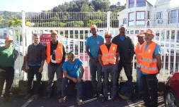 Les Avirons : débrayage devant l'entreprise Terracoop