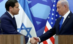 Le secrétaire d'Etat américain Marco Rubio (G) et le Premier ministre israélien Benjamin Netanyahu se serrent la main lors d'une conférence de presse à Jérusalem, le 16 février 2025