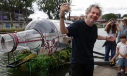 Lâartiste performeur Abraham Poincheval Ă sa sortie, samedi, de la bouteille installĂ©e sur le Canal de lâOurq Ă Saint-Denis.