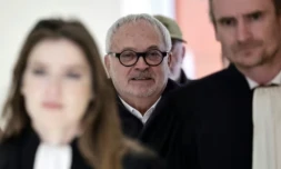 L'ancien sénateur Joël Guerriau (c) arrive au Palais de justice de Paris pour son procès, le 26 janvier 2026, accusé d'avoir drogué la députée Sandrine Josso pour la violer ( AFP / STEPHANE DE SAKUTIN )