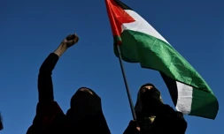 Des manifestantes brandissent un drapeau palestinien lors d'un rassemblement "Stop au génocide" en soutien à Gaza, place de la République à Paris, le 17 septembre 2025 ( AFP / JULIEN DE ROSA )