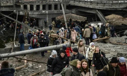 Des civils tentent de fuir la ville d'Irpin, au nord-ouest de Kiev, soumises à des bombardements aériens et d'obus, le 5 mars 2022