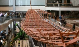 Des planches de bois anciennes provenant de la deuxième barque du roi Khéops installées sur une structure métallique au Grand Musée égyptien de Gizeh, en périphérie du Caire, le 23 décembre 2025 ( AFP / Ahmed HASAN )