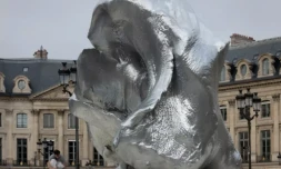 La "vague" de l'artiste plasticien suisse Urs Fischer exposée place Vendôme, à Paris, le 13 octobre 2023 ( AFP / JOEL SAGET )