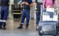 Aéroport Roland Garros : opération coup de poing contre les trafics de drogue à Gillot, 100% des passagers contrôlés