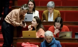 La députée française EELV, Sandrine Rousseau (en haut à droite), et d'autres députées écologistes à l'Assemblée nationale, le 16 février 2023 ( AFP / Ludovic MARIN )