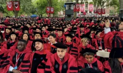 Des diplômés assistent à la cérémonie de remise des diplômes à l'Université Harvard à Cambridge, dans le Massachusetts, le 29 mai 2025 ( AFP / Rick Friedman )