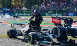 Le pilote Mercedes Lewis Hamilton s'extrait de son baquet après un accrochage avec son rival de Red Bull Max Verstappen, lors du GP d'Italie à Monza, le 12 septembre 2021 