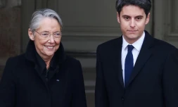  Le nouveau Premier ministre Gabriel Attal et la Première ministre sortante Elisabeth Borne lors de la passation de pouvoir à l'hôtel Matignon à Paris, le 9 janvier 2024 