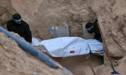 Des combattants cagoulés du Hamas transportent un corps retrouvé dans un tunnel au nord de Khan Younès, dans le sud de la bande de Gaza, le 28 octobre 2025 ( AFP / Bashar TALEB )
