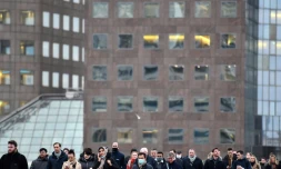 Des piétons sur le London Bridge, le 27 janvier 2022