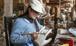 Un artisan religieux du village de Chongshan, à Suzhou, dans la province du Jiangsu, dans l'est de la Chine, le 16 janvier 2026 ( AFP / Jade GAO )