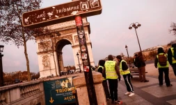 Des "gilets jaunes" arrivent près de l'Arc de Triomphe à Partis le 15 décembre 2018