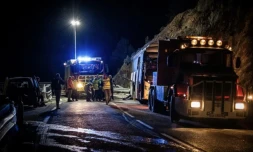 Des policiers et des secours sur les lieux de l'accident d'un autocar espagnol à POrté-Puymorens qui a fait au moins deux morts, dans le sud-ouest de la France, le 1er décembre 2024. ( AFP / Jean-Christophe MILHET )