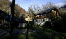 Le chalet où ont été retrouvés morts trois enfants à Taninges, le 13 novembre 2024 ( AFP / JEFF PACHOUD )