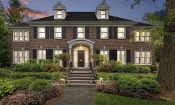 La maison du film "Maman, j'ai raté l'avion" mise en vente pour 4,8 millions d'euros [?]