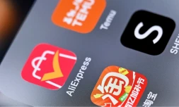 Une photo d'illustration prise le 24 avril 2025 montre les logos des applications de shopping chinoises Taobao (2e à droite), AliExpress (à gauche), Shein (à droite) et Temu, une plateforme de vente en ligne, sur un écran de smartphone. - Kirill KUDRYAVTSEV / AFP