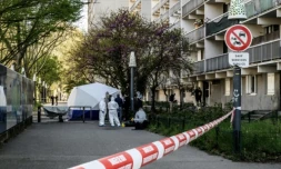 Des membres de la police scientifique opèrent sur le site où un homme de 19 ans a été tué par balles à Vaulx-en-Velin, dans la banlieue de Lyon, dans le sud-est de la France, le 7 avril 2025 dans le Rhône ( AFP / Jeff PACHOUD )