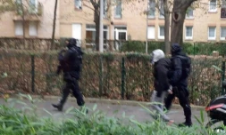 Photo prise par iphone de la police arrêtant  une personne à Drancy, le 16 novembre 2015
