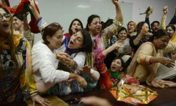 Des militants du parti Tehreek-e-Insaf se réjouissent à l'annonce de la chute du Premier ministre pakistanais Nawaz Sharif le 28 juillet 2017 à Lahore.