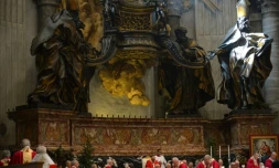 Le pape François (c) dirige une messe pour le "repos des âmes des cardinaux et évêques morts au cours de l'année", le 3 novembre 2015 au Vatican