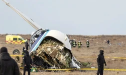 Des spécialistes des situations d'urgence travaillent sur le site du crash d'un avion de ligne de la compagnie Azerbaijan Airlines près de la ville d'Aktaou, dans l'ouest du Kazakhstan, le 25 décembre 2024 ( AFP / Issa Tazhenbayev )
