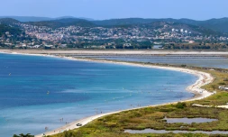  Le flan ouest du tombolo de Giens, qui borde la plage de l'Almanarre, est le plus touché par l'érosion. • © Rieger Bertrand / hemis.fr / AFP