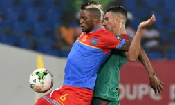 L'attaquant de la RD Congo Junior Kabananga (g) à la lutte avec le milieu du Maroc Nabil Dirar lors de la CAN, le 16 janvier 2017 à Oyem