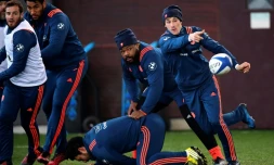 Baptiste Serin (d) passe le ballon à Mathieu Bastareaud (2d) lors d'une séance d'entraînemenrt à Marcoussis, le 24 janvier 2017