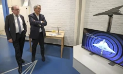 La maquette de Superman, avion de combat de demain, présentée dans le centre d'Onera à Lille devant le PDG du bureau d'études aérispatiales Onera Bruno Sainjon (g) et le président de la région Haut-de-France Xavier Bertrand, le 1er octobre 2024 ( AFP / FRANCOIS LO PRESTI )