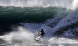 jet ski dans les vagues 
