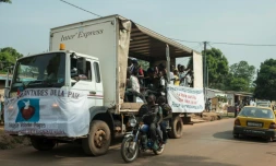 Une caravane électorale sillonne les rues de Bangui, le 12 décembre 2015 appelant à voter sur un projet de référendum constitutionnel