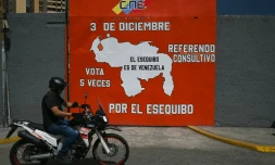 Une affiche de campagne pour un référendum sur l'annexion de la région de l'Essequibo administrée par le Guyana voisin, le 28 novembre 2023 à Caracas, au Venezuela