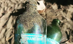 Bouteille en verre 30 ans retrouvée sable