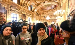 Des femmes voilées accompagnent la sénatrice Samia Ghali au Sénat lors de l'examen d'une proposition de loi trÚs controversée relative au port du voile, le 29 octobre 2019